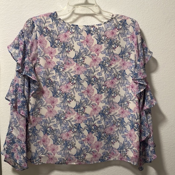 A Stunning Floral Vince Camuto Blouse! - Picture 5 of 8
